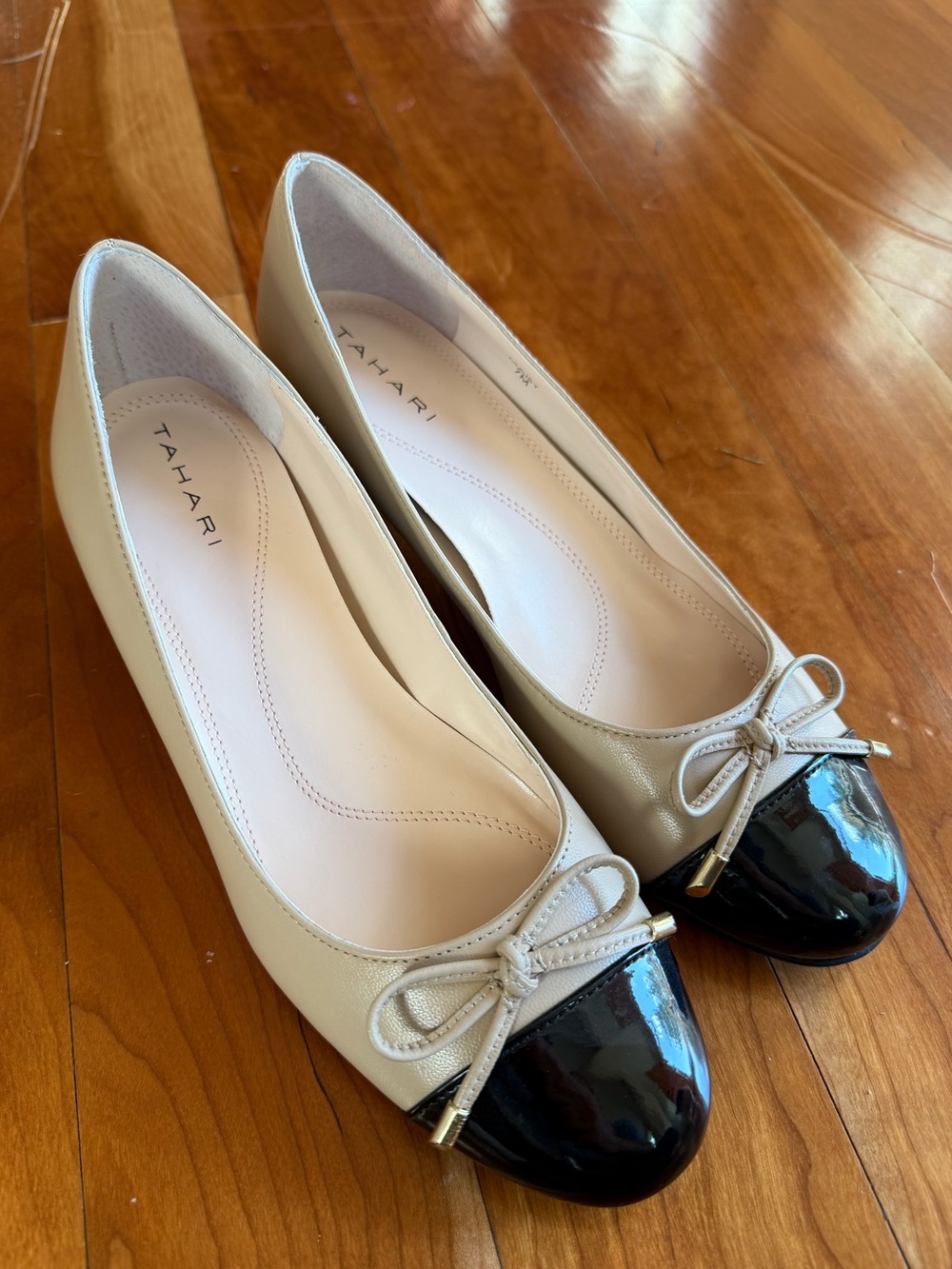 TAHARI “Maisy” dress shoes with black cap toe tan color size 7 new without tags